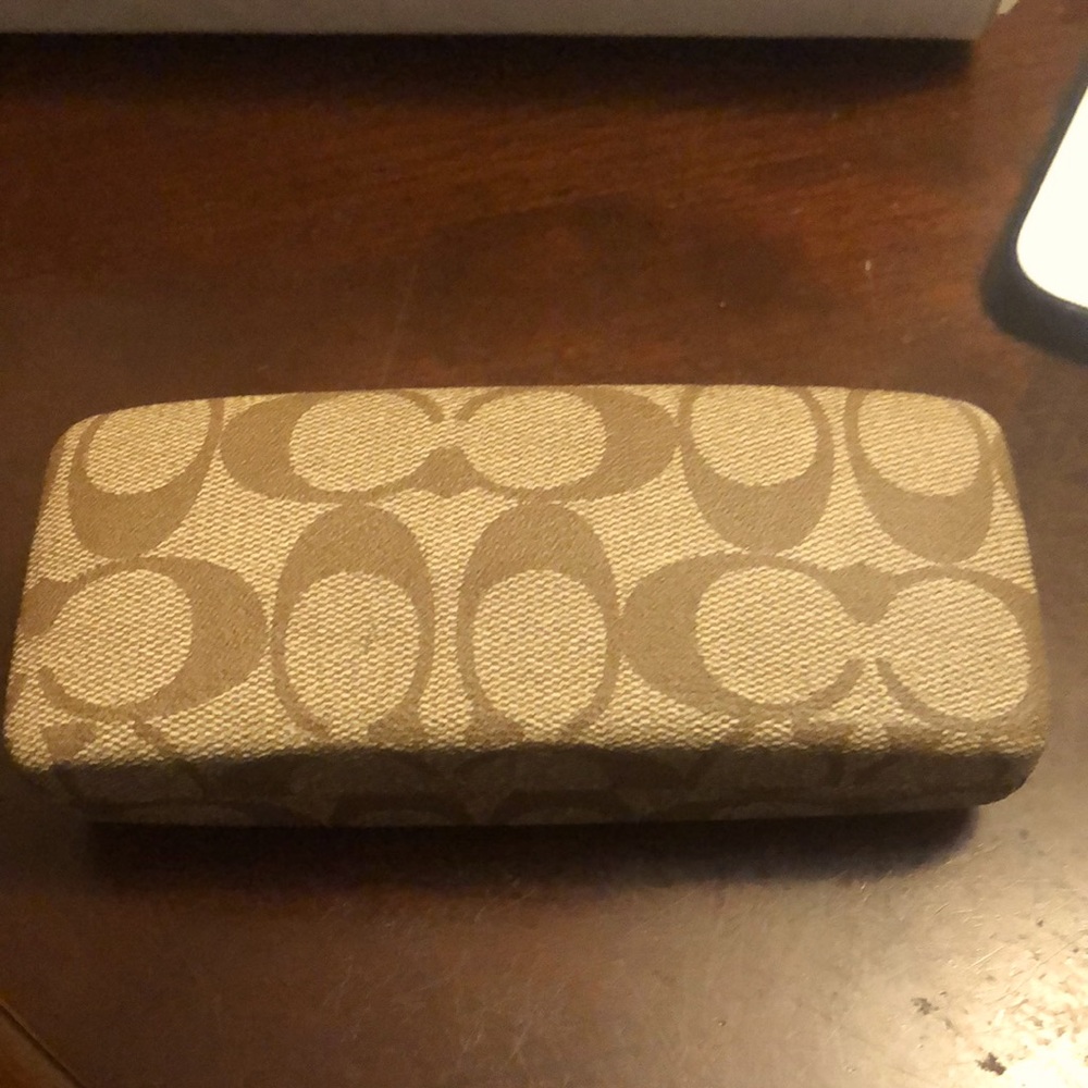 Coach eyeglasses case (clamshell) . Signatur C logo. Aprox W6. H2.5 .D1.5